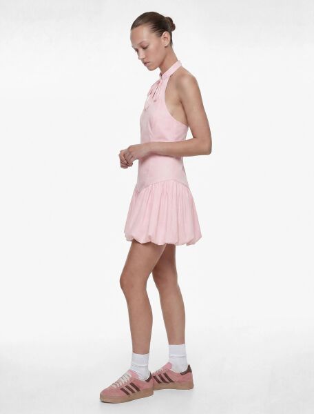 Kolsuz Slim Fit Fiyonk Detaylı Halter Yaka Mini Balon Elbise