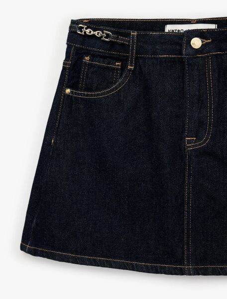 A Kesim Zincir Kemer Detaylı Mini Denim Etek
